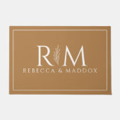Tapis de porte monogramme au caramel moderne (Devant)