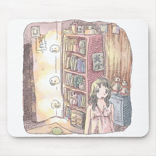 TAPIS DE SOURIS さなくむじ 薄暗いお部屋で本棚のそばに浮いているぼんやり光る物体と女性のイラスト (Devant)