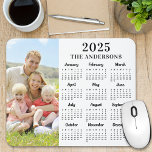 Tapis De Souris 2025 Photo personnalisée Famille moderne Calendrie<br><div class="desc">Voici le calendrier 2025 de la famille moderne Mousepad ! Cet accessoire de bureau polyvalent allie harmonieusement fonctionnalité et style, parfait pour tout bureau ou espace de travail à domicile. Doté d'un design simple et élégant, ce mousepad comprend un calendrier pratique pour une référence facile tout au long de l'année....</div>