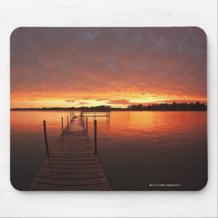 Tapis De Souris Accouplez au coucher du soleil sur le lac
