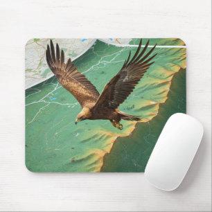 Tapis De Souris Aigle S'élevant au-dessus d'une carte topographiqu