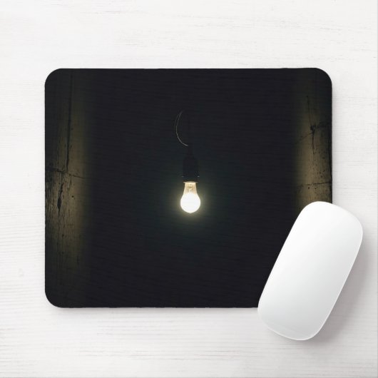 Tapis De Souris Ampoule Lumineuse Dans Une Salle Sombre (Avec souris)