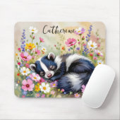 Tapis De Souris An Adorable Skunk Napping in Flowers Personalized (Avec souris)