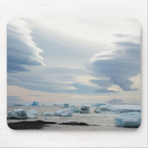Tapis De Souris Antarctique. Brown Bluff. Nuages lenticulaires