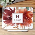 Tapis De Souris Aquarelle Florale Bourgogne Burnie Orange Monogram<br><div class="desc">Ce design présente un bouquet floral aquarelle de fleurs bordeaux et oranges brûlées. Customisez-le avec votre initiale monogramme et nom en police serif bordeaux encadrée par un carré blanc.</div>