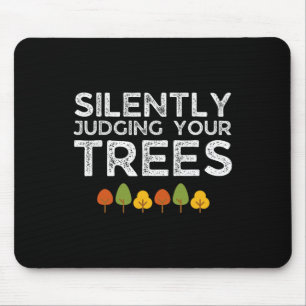 Tapis De Souris Arboriste jugeant silencieusement vos arbres drôle
