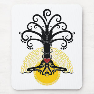Tapis De Souris Arbre de magie noire avec le coeur rouge là-dessu