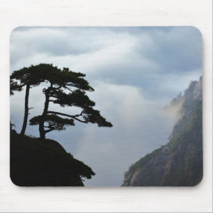 Tapis De Souris Arbre en silhouette au lever du soleil, Montagne J