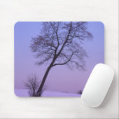 Tapis De Souris Arbre penché dans un champ enneigé; Comté de Chipp (Avec souris)
