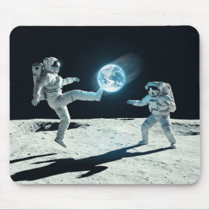Tapis De Souris Art de football surréaliste avec des astronautes s