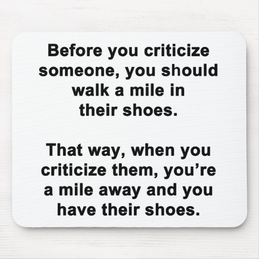 Tapis De Souris Avant de critiquer quelqu'un.... (Devant)