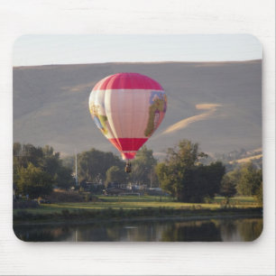 Tapis De Souris Ballons à air chaud au-dessus de la rivière Yaki