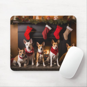 Tapis De Souris Basenji au coin du feu de Noël