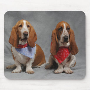 Tapis de souris Basset Hounds portant des bandanas
