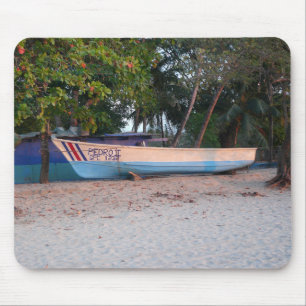 Tapis De Souris Bateau de pêche sur la plage de Tamarindo, Costa R