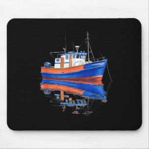 Tapis De Souris Bateau de pêche tranquille, réflexion sur l'eau, a