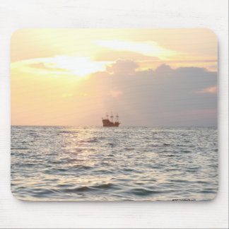 Tapis De Souris Bateau de pirate au coucher du soleil