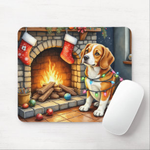 Tapis De Souris Beagle assis près de la cheminée avec des lumières