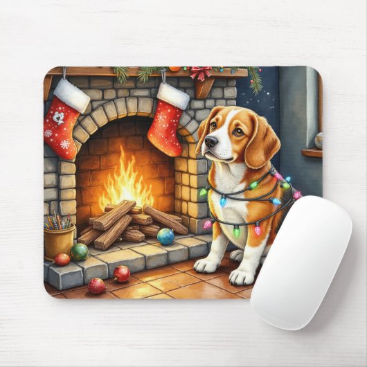 Tapis De Souris Beagle Sitting by Fireplace with Christmas Lights (Avec souris)