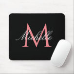 Tapis De Souris beau monogramme rose noir<br><div class="desc">Élégant monogramme de couleur rose sur une couleur noire solide avec des lettres de script chic. Vous pouvez modifier la couleur et le texte.</div>