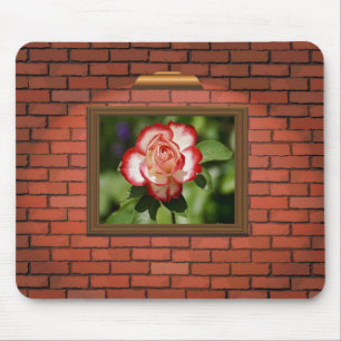 Tapis De Souris Beau Rose rouge et blanc sur un mur de briques