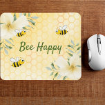 Tapis De Souris Bee Happy bumble abeilles jaune nid d'abeille été<br><div class="desc">Jaune,  arrière - plan blanc avec un motif de nid d'abeille. Décoré de fleurs tropicales de couleur crème jaune clair,  d'hibiscus et d'abeilles jolies. Texte : Bee Happy en vert écriture manuscrite script. Idéal pour votre bureau à domicile d'été !</div>