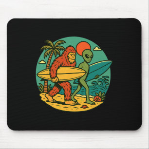 Tapis De Souris Bigfoot et alien surfant sur l'art de plage vintag