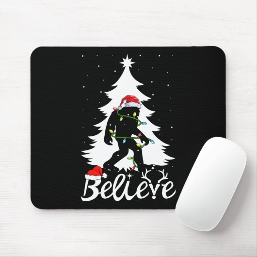 Tapis De Souris Bigfoot portant Noël Arbre Sasquatch Croyant (Avec souris)