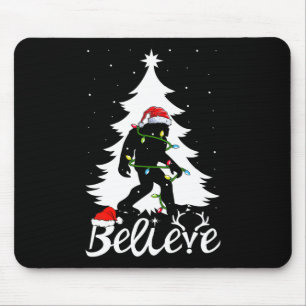 Tapis De Souris Bigfoot portant Noël Arbre Sasquatch Croyant