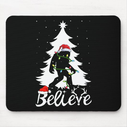 Tapis De Souris Bigfoot portant Noël Arbre Sasquatch Croyant (Devant)