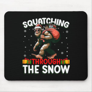 Tapis De Souris Bigfoot ramassant à travers la neige Santa Hat Noë
