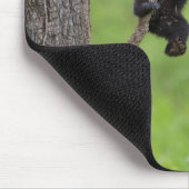 Tapis De Souris Black Bear Cub jouant sur le membre de l'arbre (Coin)