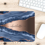 Tapis De Souris Bleu agate marbre rose or nom script<br><div class="desc">Une agate en or bleu foncé et rose,  gravure en pierre de marbre comme arrière - plan Personnalisez et ajoutez votre nom. Le nom est écrit avec un script de style moderne écrit à la main.</div>