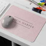 Tapis De Souris Blush Chic | Aspect en cuir minimal<br><div class="desc">Elégant et minimal tapis de souris ou femme d'affaires, de magasin ou d'autres affaires disposent d'une texture en cuir rose roux avec typographie raffinée en couleur cuivre tendance. Un accessoire sophistiqué et élégant qui ajoute une touche d'élégance à votre espace de travail. Remarque : le cuir est un effet imprimé....</div>