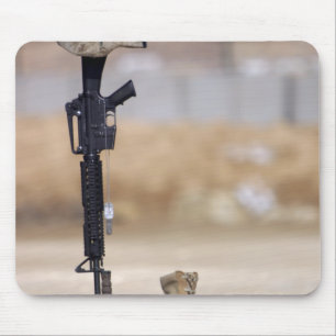 Tapis De Souris Bottes, fusil, étiquettes de chien, et casque