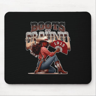 Tapis De Souris Bottes Sur Le Terrain Où Ils Fans Sur T-shirt.png
