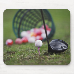 Tapis De Souris Boule de golf sur la pièce en t près du club de