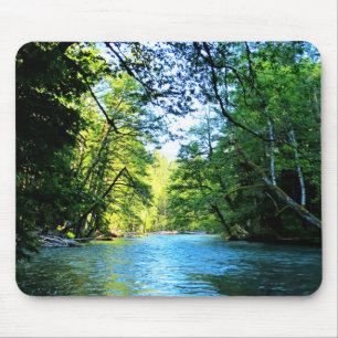 Tapis De Souris Bright Blue River Under Green Tree à Washington