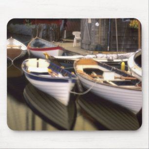 Tapis De Souris Brouillard entourant quatre bateaux amarrés.