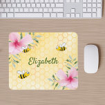 Tapis De Souris Bumble abeilles jaune abeille rose fleuron nom<br><div class="desc">Jaune,  arrière - plan blanc avec un motif de nid d'abeille. Décoré de fleurs de fleurs tropicales roses,  d'hibiscus et de jolies bourdons. Votre nom est écrit avec un script de style en lettres vert. Idéal pour votre bureau à domicile d'été !</div>