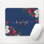 Tapis De Souris Burgundy Navy Aquarelle Nom floral Monogramme M<br><div class="desc">Burgundy marine aquarelle de la pivoine botanique rose floral monogrammed monogrammed Pad Souris personnalisé. Bourgogne, marsala, roses blancs à l'aquarelle, design botanique fleuri avec feuilles vert foncé et baies sur arrière - plan bleu marine foncé. Présentez une élégante conception de typographie tourbillonnant manuscrite avec votre nom personnalisé, monogramme et joli...</div>