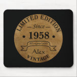 Tapis De Souris Cadeau d'anniversaire vintage personnalisé<br><div class="desc">Vous pouvez ajouter un peu d'originalité à votre collection d'armoires avec ce design rustique rétro vintage avec des caractères typographiques impressionnants, est une excellente idée cadeau pour les hommes, femmes, maris, femme petite amie, et un petit ami qui aimeront cette oeuvre d'art unique. Le meilleur cadeau de vacances unique et...</div>