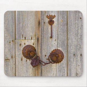 Tapis De Souris Cadenas vintage en fer rouillé sur une porte en bo