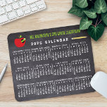 Tapis De Souris Calendrier 2025 Année Chalkboard School Nom de l'e<br><div class="desc">Ce calendrier mensuel 2025 mousepad / tapis de souris montre les jours de la semaine pour chaque mois. Le design comprend un look de tableau noir, plus un graphique d'un ver dans une pomme et un crayon. Vous pouvez également ajouter votre texte personnalisé en vert en haut. Il suffit d'utiliser...</div>