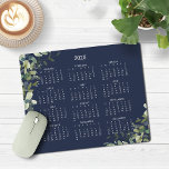 Tapis De Souris Calendrier 2025 de la Marine moderne Blue Eucalypt<br><div class="desc">2025 Modern Elegant Navy Blue and Eucalyptus Greenery Calendar Mouse Pad avec un calendrier simple et minimaliste d'année en coup d'oeil. 🌟 C'est pour 2025 seulement. Veuillez nous contacter à cedarandstring@gmail.com si vous avez besoin d'aide pour la conception ou les produits correspondants.</div>