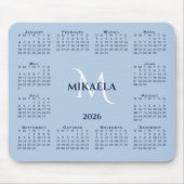Tapis De Souris Calendrier 2026 Chic Monogramme Nom sur bleu clair (Devant)