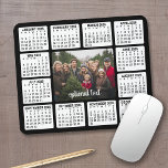 Tapis De Souris Calendrier avec photo dans le centre noir blanc<br><div class="desc">Un collage photo avec un calendrier et une pièce pour ajouter du texte. Une excellente façon d'afficher votre photo préférée tout au long de l'année. Un article amusant pour le Nouvel An à utiliser au bureau ou à la maison. Pour modifier les couleurs de l'arrière - plan et du calendrier,...</div>