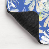 Tapis De Souris Camomilles Abstraites sur un arrière - plan bleu. (Coin)