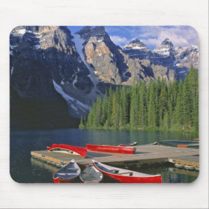 Tapis De Souris Canada, Alberta, lac Moraine. Des canoës rouges at
