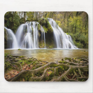 Tapis De Souris cascade dans la forêt